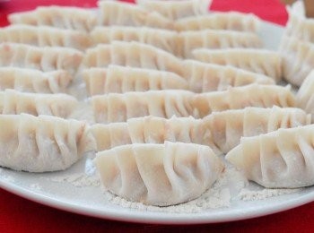 step4: 然後再從左面打摺，然後黏合。放在灑有麵粉的碟上