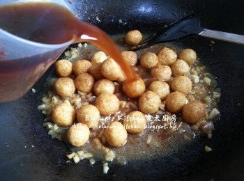 step9: 原鑊加入魚蛋 , 調味料及1杯水份量拌勻 , 用中火煮滾後蓋上蓋轉慢火煮10分鐘