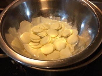 step1: 先用鍋煲滾D熱水，把白朱古力粒倒入大碗中，然後放在鍋上坐熱至完全溶解