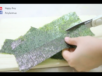 step4: 紫菜摺成四摺，用剪刀剪成條狀。