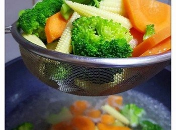 step2: 煲熱一鑊水，加入油和鹽，放入西蘭花，甘荀和粟米芯煮至半熟，瀝乾水備用