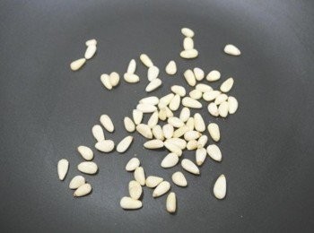 step1: 先將地瓜洗淨切成小塊狀泡水備用!!! 接著把松子放在平底鍋中以小火烘乾至呈金黃色取出備用~~