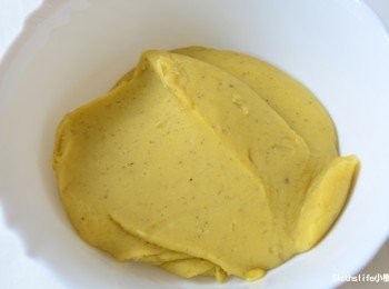 step5: 乾炒完的綠豆仁泥會結成團有沙沙的感覺就可以來做囉！