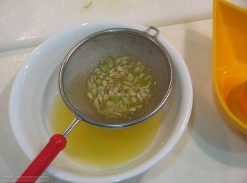 step6: 將青橘和泰國酸柑對半切開擠汁，將種子過濾， 備用。