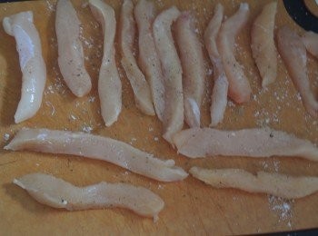 step1: <a href="https://bit.ly/3EZL8dD" target="_blank" data-keyword="雞胸" class="guide-link"><strong>雞胸</strong></a> <span style="display:inline-block;vertical-align:middle;margin-top:-3px;color:initial;border-radius:3px;padding:2px 3px;font-size:12px;line-height:14px;background:#87d300;color:#fff;">即買</span> 肉切成幼長條，撒少許鹽和胡椒粉調味，醃15分鐘。