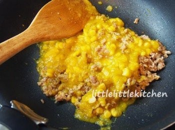 step2: 加入南瓜湯炒勻