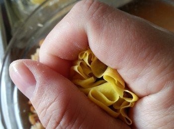 step18: 用手虎口位慢慢轉體包實糯米飯(飯不要太實,否則影響口感)收口向下,(如黃皮太細塊,收口不需全部埋口)