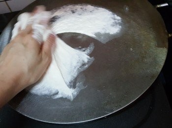 step4: 順時針快速將麵團搽在鐵板上，快手甩起剩下的生麵團