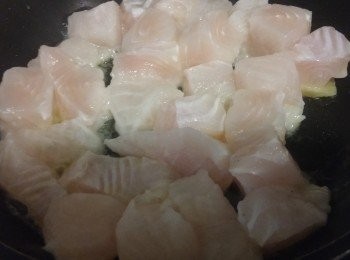 step3: 生粉臨煎先醮魚。