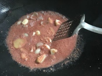 step5: 加入南乳汁快手炒均，加入蔥段