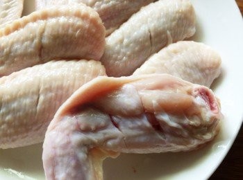 step1: 雞翅洗淨，前後各劃兩刀，幫助入味