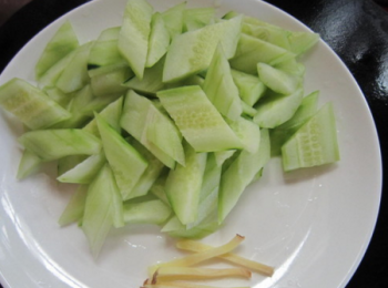 step2: 把黃瓜去皮切片，薑切絲。