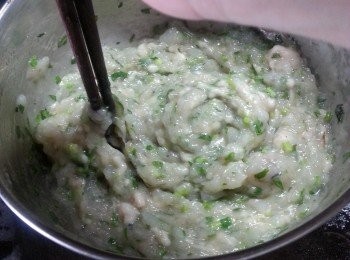 step7: 將所有材料於大碗中向同一方向攪拌約2分鐘