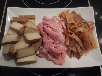 step1: 將乾魷魚浸泡在水裡(加適量的鹽)1~2小時再切成段狀,豆乾切片,松阪豬或五花肉切成肉絲。