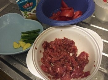 step1: 蔥洗淨切段、薑切片、蕃茄洗淨切件去籽(若不喜歡皮 可浸熱水介十字去皮)備用