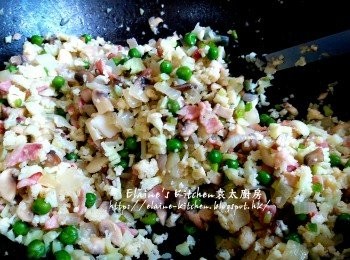 step10: 將煙肉回鑊 , 加少許魚露及胡椒粉調味拌勻 , 最後加入蔥粒拌勻即可