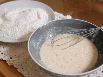 step3: 在碗內將雞蛋及牛奶打發均勻，另一碟內將麵粉及調味料拌勻