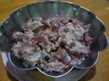 step2: 蒜頭拍碎與鹽巴.糖一併加入子排，先醃製5分鐘，加入蛋白攪拌均勻，再加地瓜粉拌攪一下，放入泡過水的豆鼓，醃製10分鐘後放入電鍋，外鍋加一杯米杯的水。