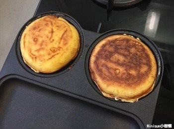step5: 鬆餅約煎至金黃即可取出,此時牛肉雞蛋也差不多好了