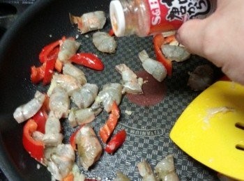 step7: 落適量七味粉炒勻