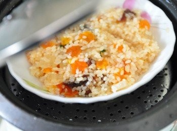 step7: 再放入電子鍋中，外鍋約1量杯水燉煮至電源跳起即可