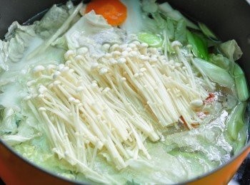 step4: 水滾煮後，在放入金針菇入鍋