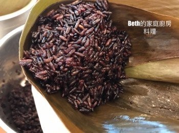 step7: 再放上適量紫米蓋住紅豆餡，將粽葉覆蓋著紫米用棉繩綁起