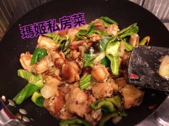 step8: 下埋青椒👉🏻炒一陣👉🏻放少許蠔油及糖炒👉🏻
見汁收縮～完成