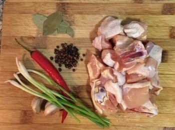 step1: 雞腿洗淨瀝乾切大塊，蒜頭一瓣切成四小塊，辣椒切片，蔥切段，部分切蔥花做為最後擺盤裝飾用。