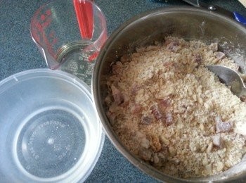 step11: 加入40g菜油及40g水拌勻