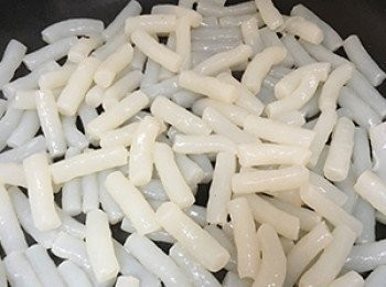 step3: 蒟蒻腳筋洗淨後放入鍋中乾煎至表面乾燥後起鍋備用。