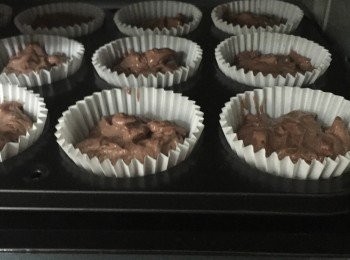 step5: 把[步驟3麵糊]加入紙杯內，每杯約2/3滿。焗20分鐘，即成。