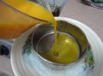 step3: 蛋打散， 加入雞湯攪勻， 過篩後倒在粉絲上，