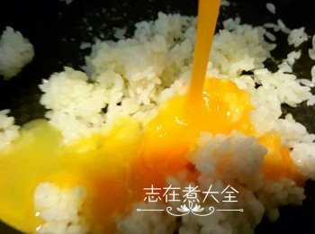 step2: 白飯鬆開，放入熱鍋炒鬆成粒，倒入蛋液拌勻