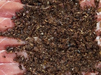 step8: 用保鮮紙舖在枱上,舖上西班牙火腿,搽上一層己炒乾水的雜菇