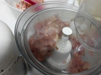 step1: 把雞腿去骨，雞腿肉及雞皮分開絞碎。