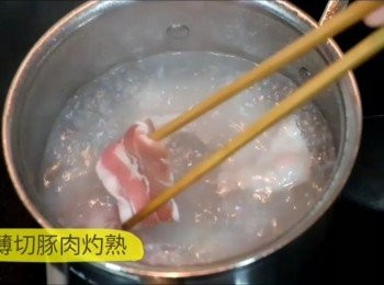 step3: 煲滾一鍋水，放入薄切豚肉片灼熟。