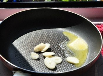 step4: 將奶油及蒜片爆香
