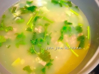 step5: 下肉碎攪拌煮熟。