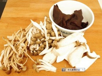step1: 黑木耳洗淨泡水至軟身。
鮮菇洗淨，切去本菇和茶樹菇的根部，杏鮑菇開邊，與黑木耳一同放入滾水中川燙1分鐘。