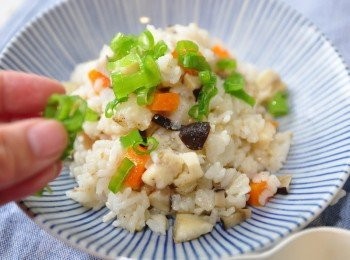 step5: 盛飯後加些蔥花灑上芝麻一起食用會更有香氣與層次感喔!