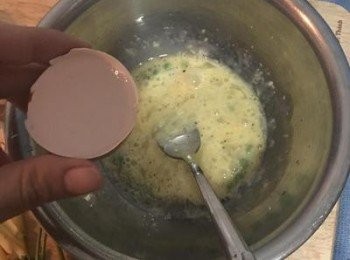 step2: 蛋加入所有材料，打散成蛋液備用。 烤箱預熱到200度。