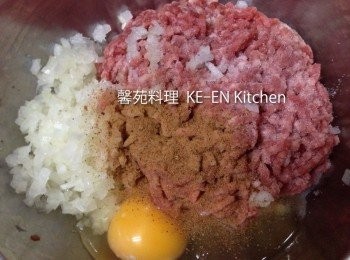 step1: 絞肉、洋蔥、蛋、鹽、胡椒粉放入盆內、順同一方向用手攪拌至有黏性