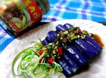 step4: 淋在茄子上就是一道開味的小菜喔~小朋友覺得茄子沒什麼味道~利用紅蔥肉燥讓小朋友也喜歡吃喔~