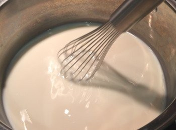 step3: 然後將一公升的豆漿用慢火煮至滾起