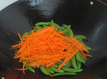 step5: 加進胡蘿蔔絲，一同翻炒。