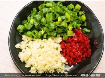 step2: 青蔥、辣椒洗淨後，與蒜頭切成丁狀後，放置於盤中備用。