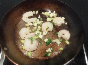 step2: 將鍋子燒熱後加入油,先將蔥白及蝦仁下鍋炒至表面焦香狀。