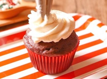 step6: 把芝士牛油忌廉放入擠花袋中，配合喜歡的擠花嘴把芝士牛油忌廉擠在蛋糕上。
隨意裝飾即成。