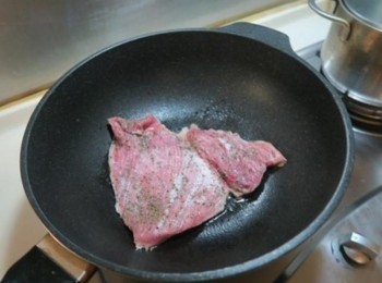step1: 松阪豬肉下鍋乾煎至全熟